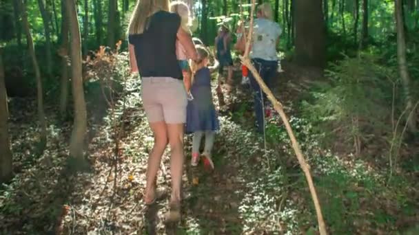 Rodziny Dziećmi Wędrują Bujnej Zielonej Dżungli Słoneczny Dzień Przechyl Się — Wideo stockowe