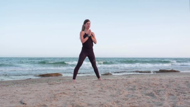 Fit Wanita Pantai Berlatih Yoga Oleh Air Sinar Alami Ditembak — Stok Video