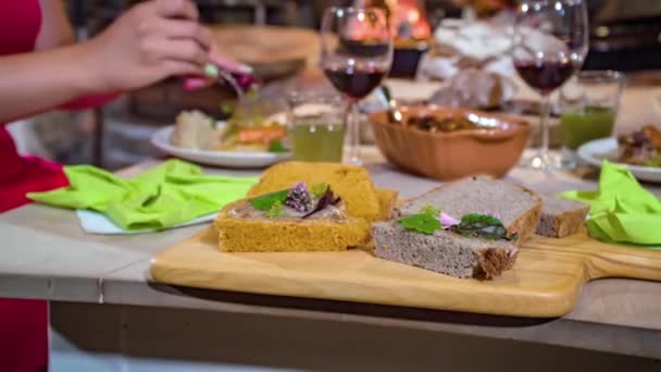 Una Pareja Comiendo Abundante Festín Herreros Con Una Variedad Panes — Vídeos de Stock