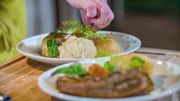 Primer Plano Manos Chef Decorando Plato Tradicional Esloveno Con Flores — Vídeos de Stock