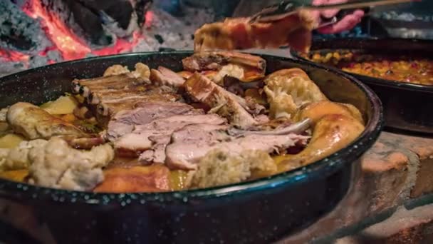 鋳鉄製の鍋に肉のスライスを追加する人のスローモーションブラックスミスごちそうを準備 — ストック動画