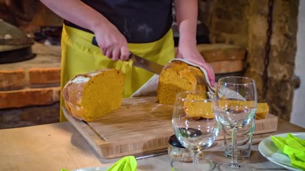 Chef Mujer Corta Pan Negro Rodajas Podvelka Eslovenia Dolly Slow — Vídeos de Stock
