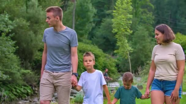 Feliz Familia Sonriente Con Dos Niños Caminando Mano Divirtiéndose Parque — Vídeo de stock