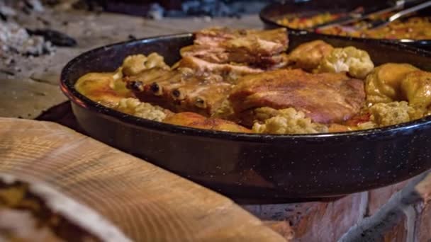 Dolly Tiro Pão Pão Panelas Ferro Fundido Com Carne Feijão — Vídeo de Stock