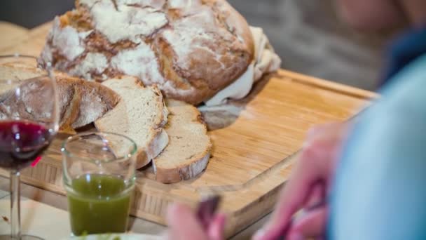 Movimiento Lento Rebanadas Pan Hombre Comiendo Una Comida Eslovena Con — Vídeos de Stock