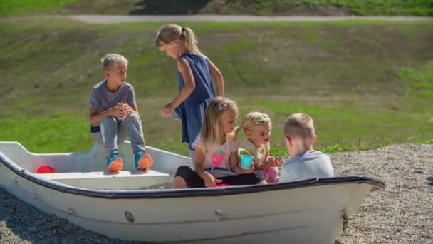Più Giovani Bambini Che Giocano Insieme Una Barca Sdraiati Ghiaia — Video Stock