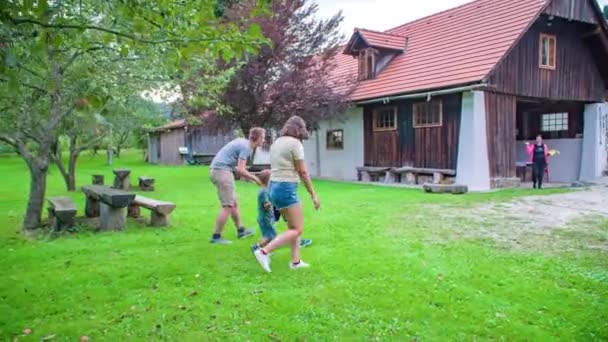 Fiatal Család Két Gyerekkel Akik Vidéken Érkeznek Étterembe Pincérnő Fogadja — Stock videók