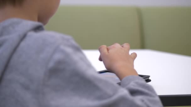 Close Atrás Menino Loiro Lendo Tablet Estático — Vídeo de Stock