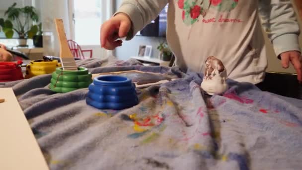 在快乐的童年 孩子们在家里玩耍 绘画和绘画 — 图库视频影像