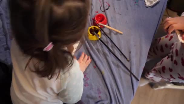 Zusters Met Een Schildersactiviteit Thuis Concept Kindertijd Onschuld Ontwikkeling — Stockvideo