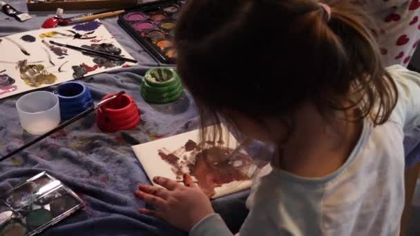 Adorable Niña Pintando Creativamente Sobre Vista Del Hombro Concepto Inocencia — Vídeos de Stock