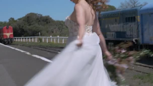 Redhead Bride Spins Train Station Tilt — Stock Video