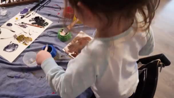 Bezaubernde Kleinkindmalerei Hause Mit Familie Konzept Unschuld Kindheit Entwicklung Nostalgie — Stockvideo