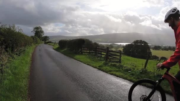 Cyclist Makes Stop Lookout Point Edge Road Stunning Landscape — Stock Video