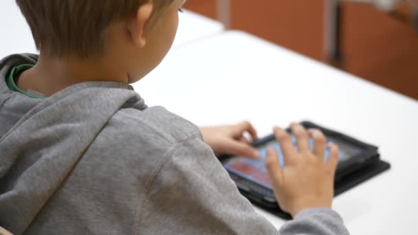 Rückansicht Eines Kaukasischen Schuljungen Der Klassenzimmer Auf Ein Tablet Klickt — Stockvideo