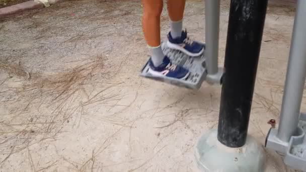 Niña Pequeña Dedica Gimnasio Parque — Vídeos de Stock