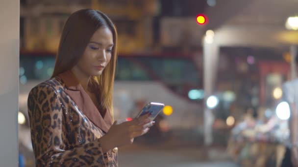 Ohromující Mladá Žena Kontroluje Její Smartphone Pro Zprávy Sociální Média — Stock video