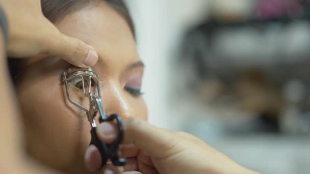 Modelo Feminina Com Pestanas Enroladas Por Uma Maquiadora Estúdio — Vídeo de Stock