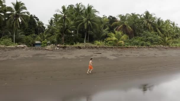 Aerial Følger Ung Mann Som Jogger Tom Strand Choco Colombia – stockvideo