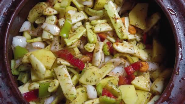 Vegetarisk Maträtt Tillagad Traditionell Bulgarisk Lerkruka För Matlagning Innan Bakning — Stockvideo