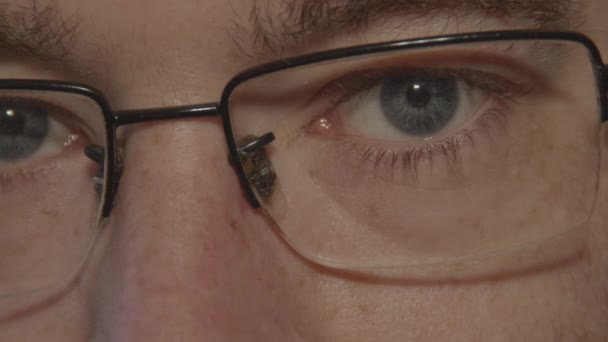 Nahaufnahme Eines Blauen Auges Hinter Einer Brille Die Die Kamera — Stockvideo