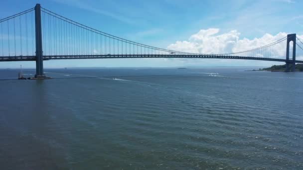 下纽约湾的低角无人驾驶飞机图像 无人机娃娃正对着远处的维拉扎诺桥 天空是蓝色的 今天是晴朗的一天 从海湾的布鲁克林一侧拍摄的 — 图库视频影像