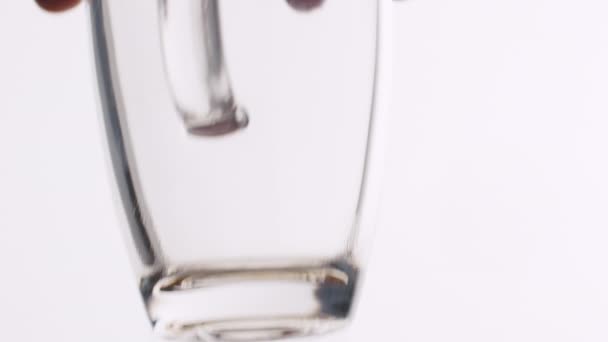 Белая Рука Опускает Маленький Кофейный Стакан Статическая Студийная Съемка Белом — стоковое видео