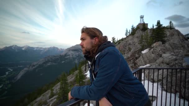Joven Sonriente Mirando Hacia Fuera Sobre Jasper National Alberta Canadá — Vídeo de stock