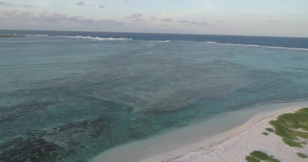 岩の中の素晴らしい夕日の光熱帯フランシスキー島 空中ドローンビュー Venezuela — ストック動画