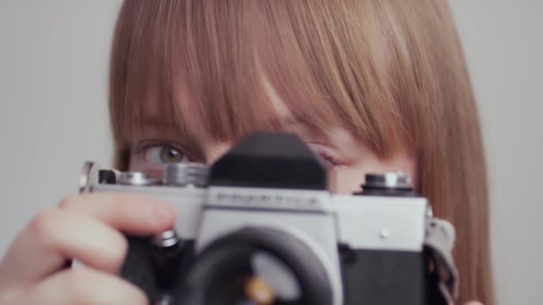 Hezká dívka drží černou kameru fotografování - zblízka záběr