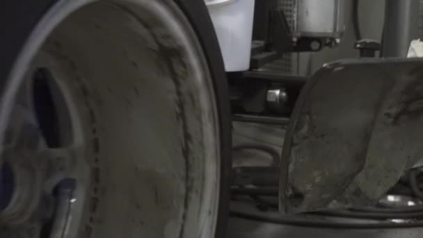 작업장에서 기계의 테두리에 자동차 타이어를 정적인 — 비디오