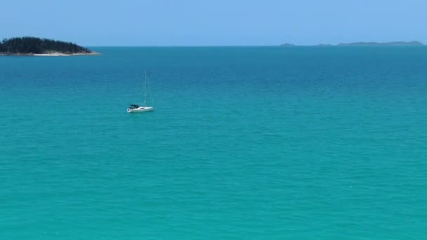 Vista Aérea Del Velero Aguas Cristalinas Cerca Playa Whitehaven Australia — Vídeo de stock