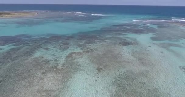 サンゴのリーフとロス ロックの風光明媚な熱帯の島の空中ドローンビューVenezuela — ストック動画