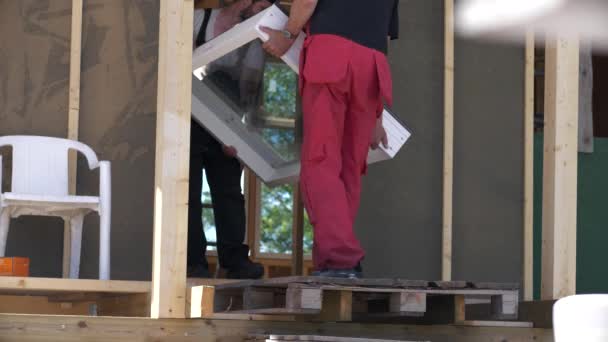 Arbeiter Tragen Einbaufertige Fenster Zeitlupe — Stockvideo