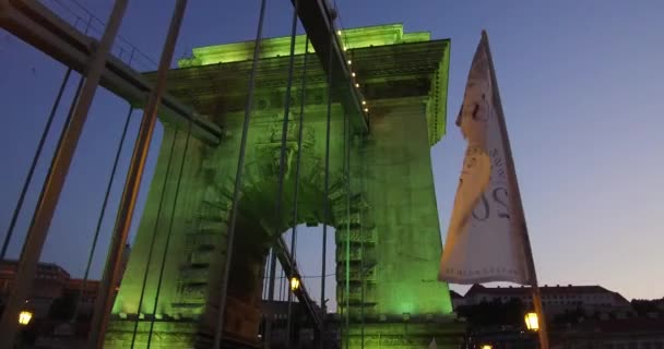 Der Pfeiler Der Berühmten Historischen Szechenyi Kettenbrücke Grünlichem Licht — Stockvideo