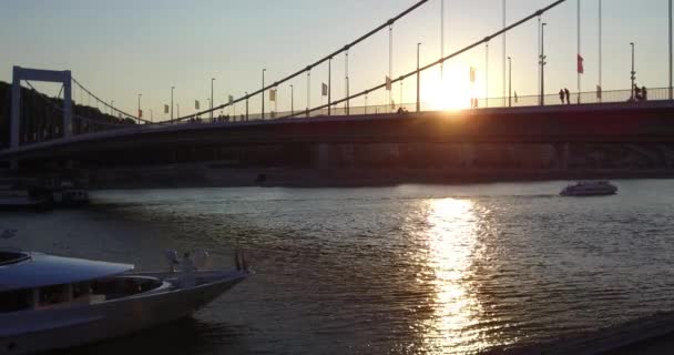 Vista Hermosa Puesta Sol Puente Elisabeth Junto Danubio Budapest — Vídeos de Stock