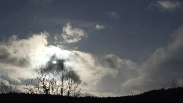 Timelapse Las Nubes Pasan Rápido Sol Esconde Detrás Nubes Sol — Vídeo de stock