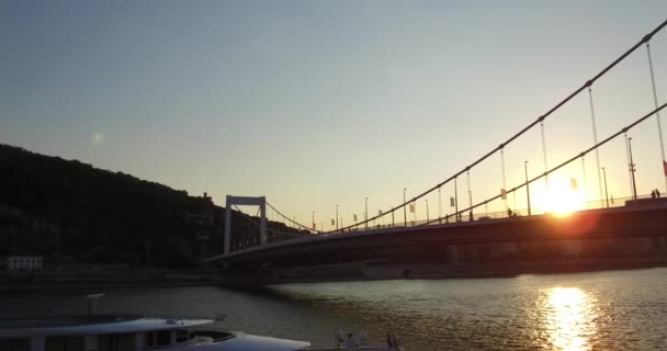 在布达佩斯美丽的夏日落日的映衬下 泛照了伊丽莎白桥 — 图库视频影像