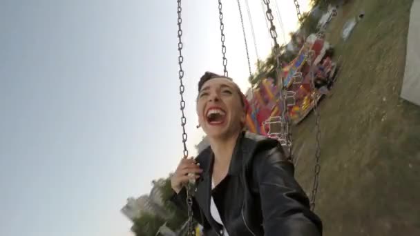 Giovane Donna Godendo Swing Ride — Video Stock