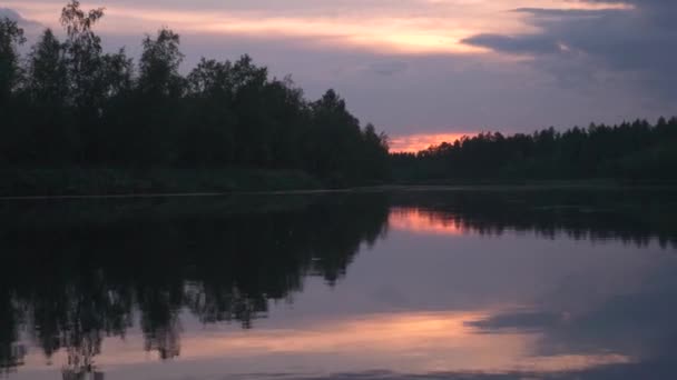 カリックス川スウェーデンの真夜中のボートに乗る — ストック動画