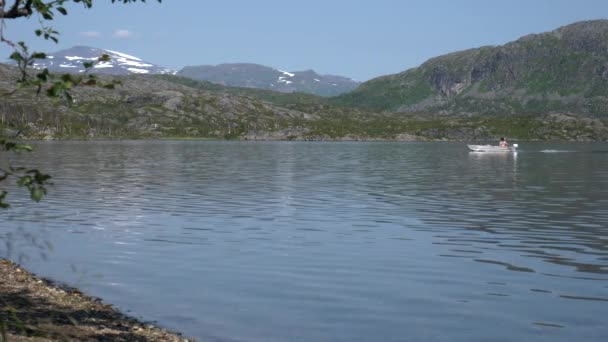 スウェーデンのリクスグランセンのVassijure湖を横断するボート — ストック動画