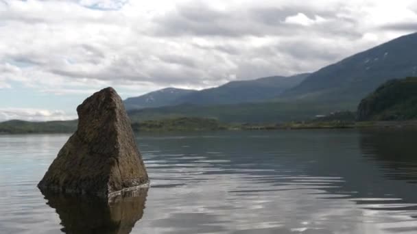 Uma Rocha Lago Local Riksgransen Lapônia Sueca — Vídeo de Stock