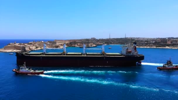 Stadig Bild Ett Gigantiskt Lastfartyg Som Lämnar Vallettas Hamn Malta — Stockvideo