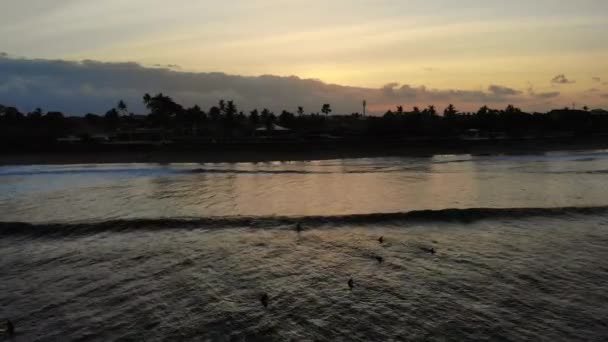 Flyover Sunrise Surfistas Pegando Ondas Amanhecer — Vídeo de Stock