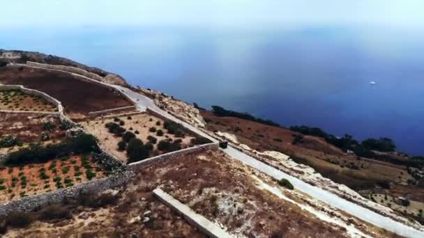 Aerial Quad Bike Conducir Largo Impresionante Carretera Costera Gozo Malta — Vídeos de Stock