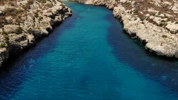 Flyover Crystal Clear Blue Ocean Bay Gozo Island Malta — Vídeo de Stock