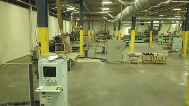 Letecké Záběry Strojů Průmyslovém Skladu Továrně Dron Pomalu Pohybuje Podél — Stock video