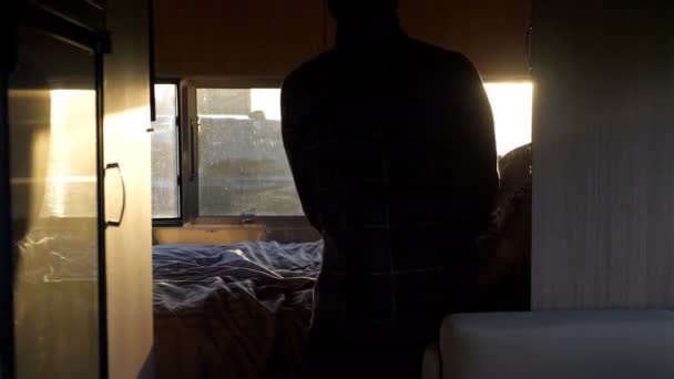 Mies Valmistautuu Nukkumaan Matkailuvaunuretkellä — kuvapankkivideo