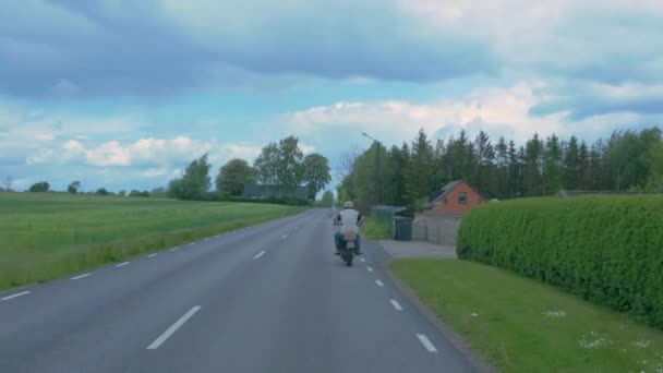 Motociclista Monta Sua Moto Personalizada Através Lado País — Vídeo de Stock