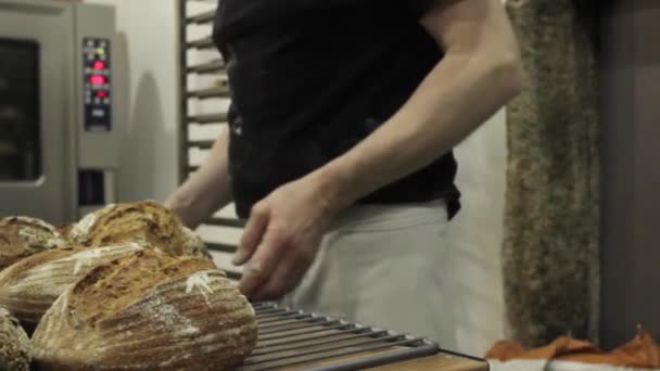 Panadero Masculino Arreglando Pan Para Venta Tienda — Vídeos de Stock